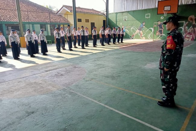 Tanamkan Disiplin, Babinsa Koramil 14/Madukara Memberi Materi Wasbang Dan PBB