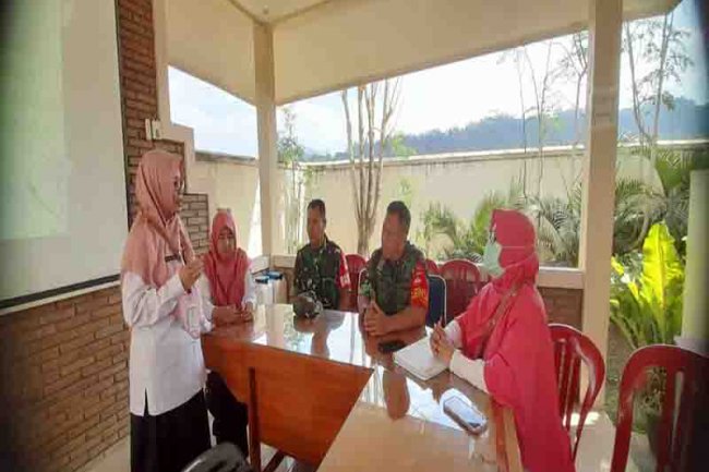 Babinsa Koramil 14/Madukara Komsos Dengan Pegawai Puskesmas 2 Madukara