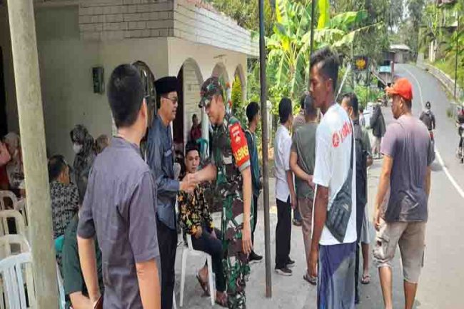 Ikut Berbelasungkawa, Babinsa Koramil 14/Madukara Melayat Kerumah warga Yang Meninggal Dunia
