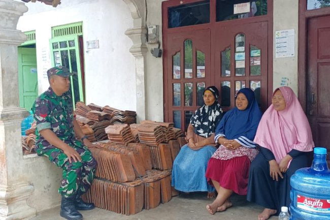 Mewujudkan Keakraban, Babinsa Koramil 14/Madukara Komsos