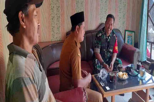Menjalin Silaturahmi, Babinsa Madukara Komsos dengan Tokoh Masyarakat