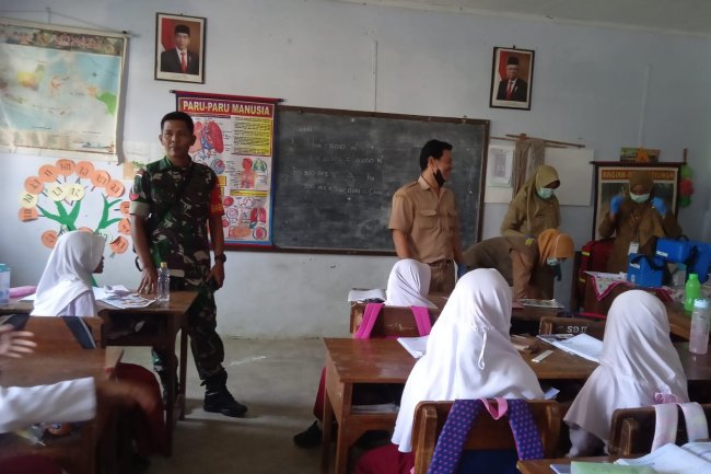 Babinsa Koramil 14/Madukara Laksanakan Pendampingan Bulan Imunisasi Anak Sekolah
