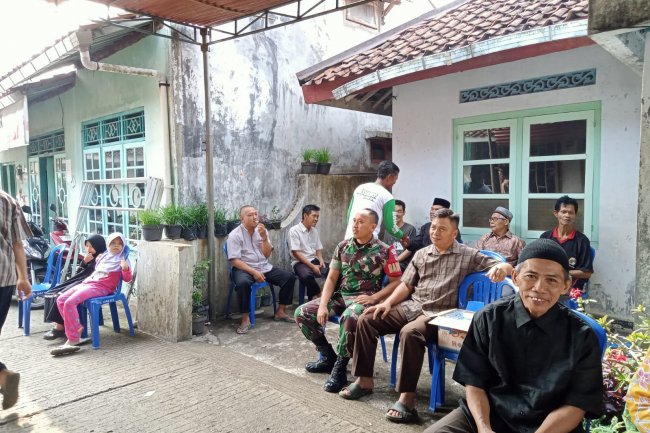 Wujud Kepedulian Babinsa Koramil 14/Madukara Hadiri Pemakaman Warga Binaannya