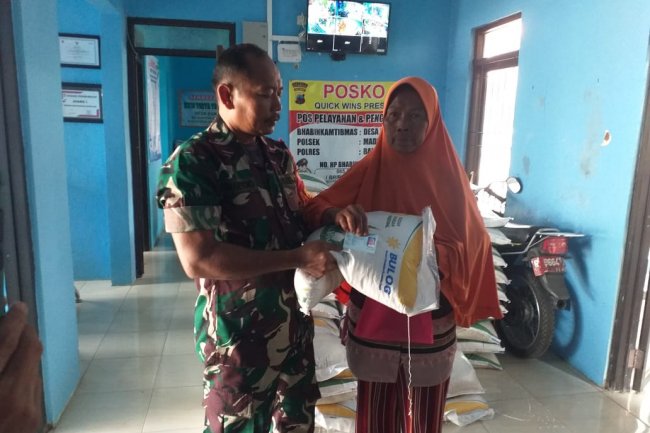 Babinsa Koramil 14/Madukara Dampingi Pendistribusian Pembagian Beras Dari Bulog Untuk Warga Binaan