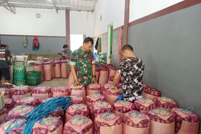 JALIN KEAKRABAN, BABINSA KORAMIL 14/MADUKARA KOMUNIKASI SOSIAL DENGAN PEDAGANG SALAK