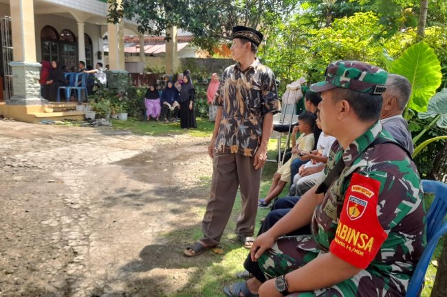 Wujud Kepedulian Babinsa Koramil 14/Madukara Hadiri Pemakaman Warga Binaannya
