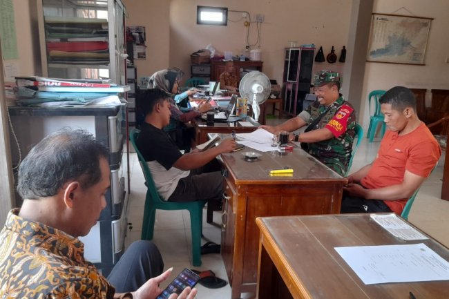 Perbaharui Data Wilayah, Babinsa Melaksanakan Puldata Ter di Kantor Desa