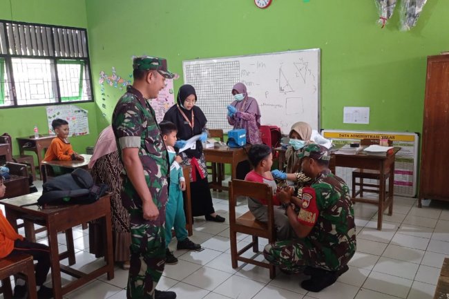 Babinsa Koramil 14/Madukara Laksanakan Pendampingan Bulan Imunisasi Anak Sekolah