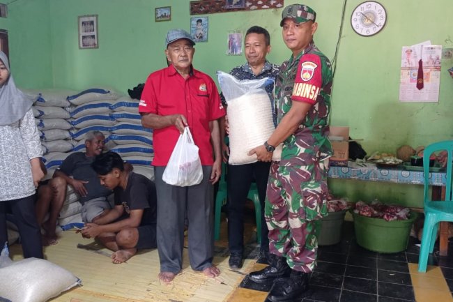 Sukseskan Kegiatan Pemberian Bantuan Pangan Non Tunai (BPNT), Babinsa Koramil 14/Madukara Langsung Lakukan Pendampingan