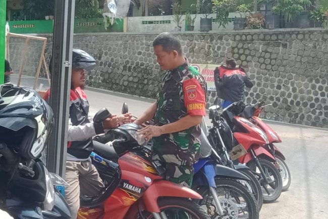 Komsos Dengan Tukang Ojek, Babinsa Koramil 14/Madukara Sampaikan tentang lakalalin.