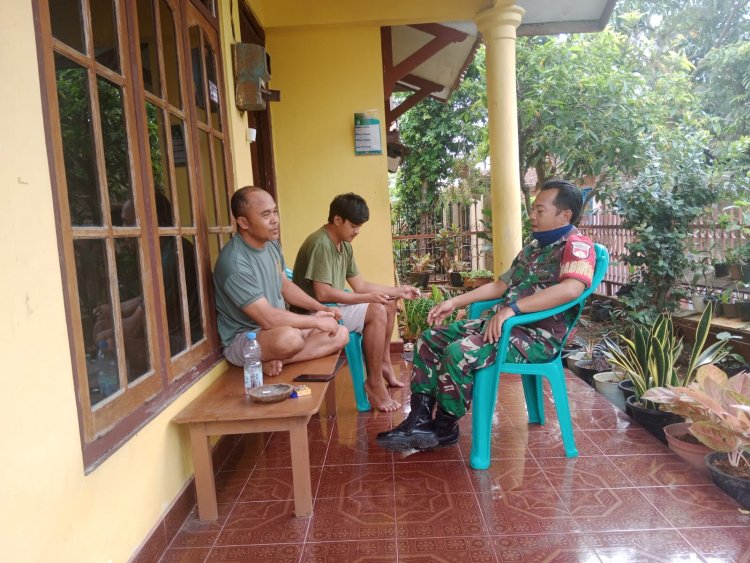 Mewujudkan Keakraban, Babinsa Koramil 14/Madukara Komsos Warga