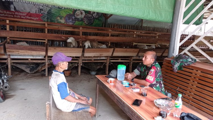 Babinsa Koramil 14/ Madukara Memberikan Memotivasi Peternak Kambing