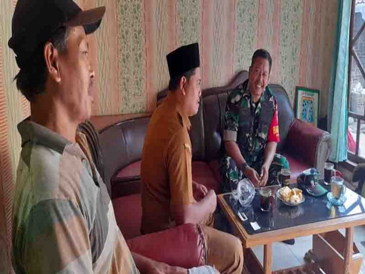 Menjalin Silaturahmi, Babinsa Madukara Komsos dengan Tokoh Masyarakat