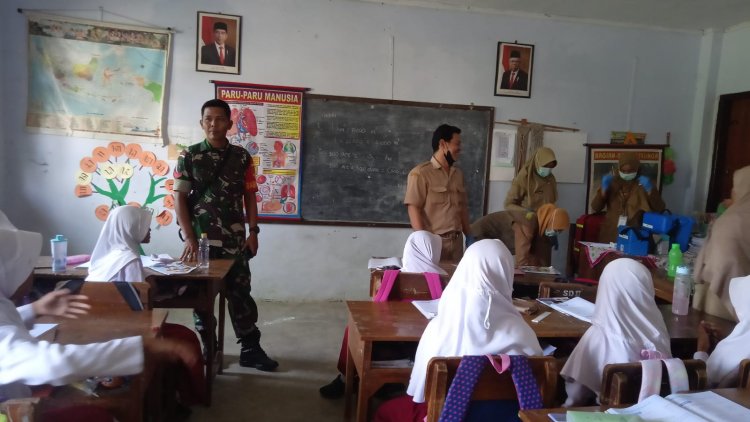 Babinsa Koramil 14/Madukara Laksanakan Pendampingan Bulan Imunisasi Anak Sekolah