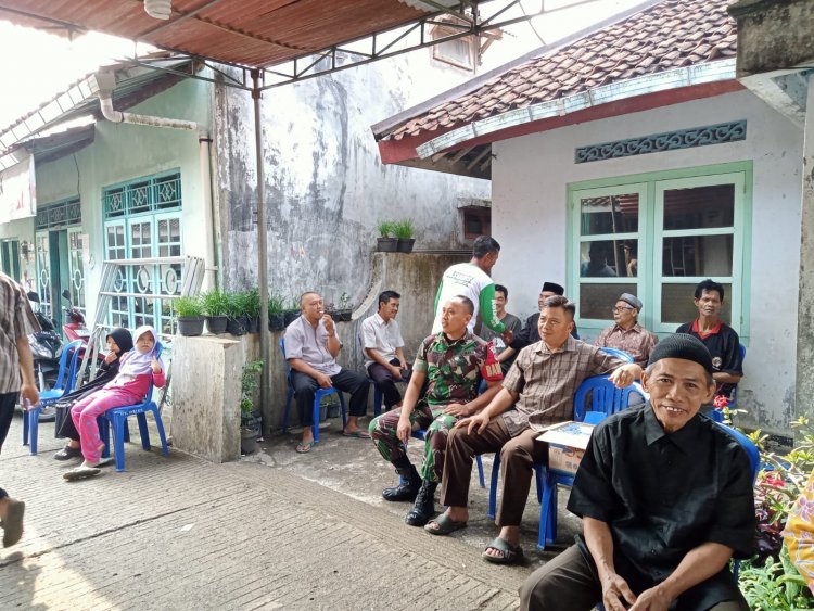 Wujud Kepedulian Babinsa Koramil 14/Madukara Hadiri Pemakaman Warga Binaannya