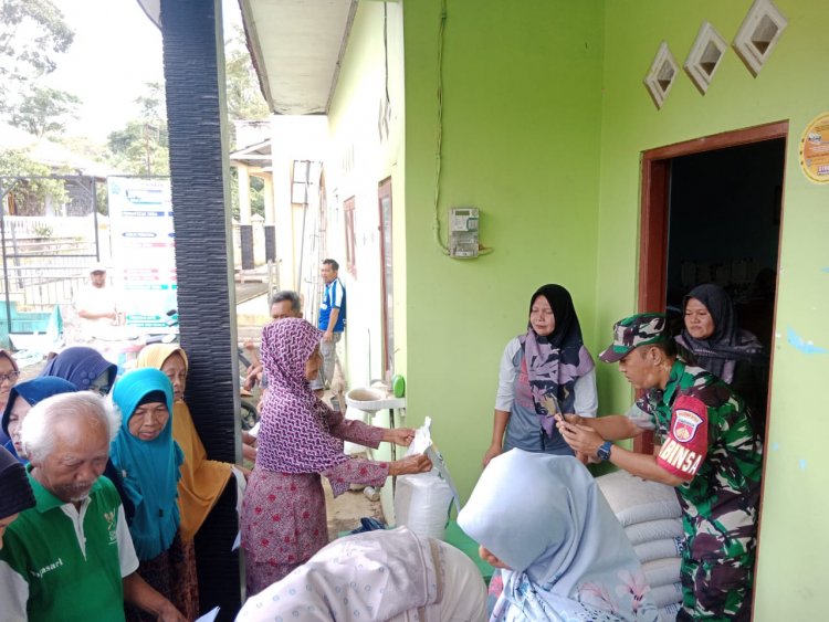 Babinsa Koramil 14/Madukara Dampingi Pendistribusian Pembagian Beras Dari Bulog Untuk Warga Binaan