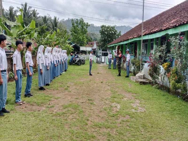 Tanamkan Cinta Tanah Air, Babinsa Koramil 14/ Madukara jadi Pembina Upacara di Sekolah
