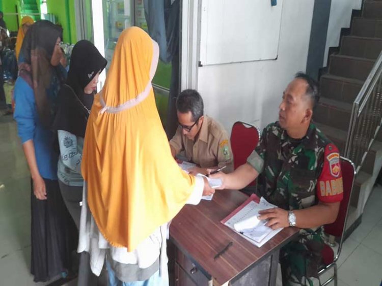Babinsa Koramil 15/Rakit Melaksanakan kegiatan pendampingan Penyaluran Bantuan Beras 