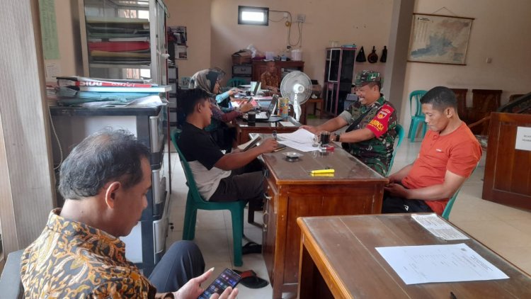 Perbaharui Data Wilayah, Babinsa Melaksanakan Puldata Ter di Kantor Desa
