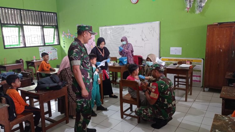 Babinsa Koramil 14/Madukara Laksanakan Pendampingan Bulan Imunisasi Anak Sekolah