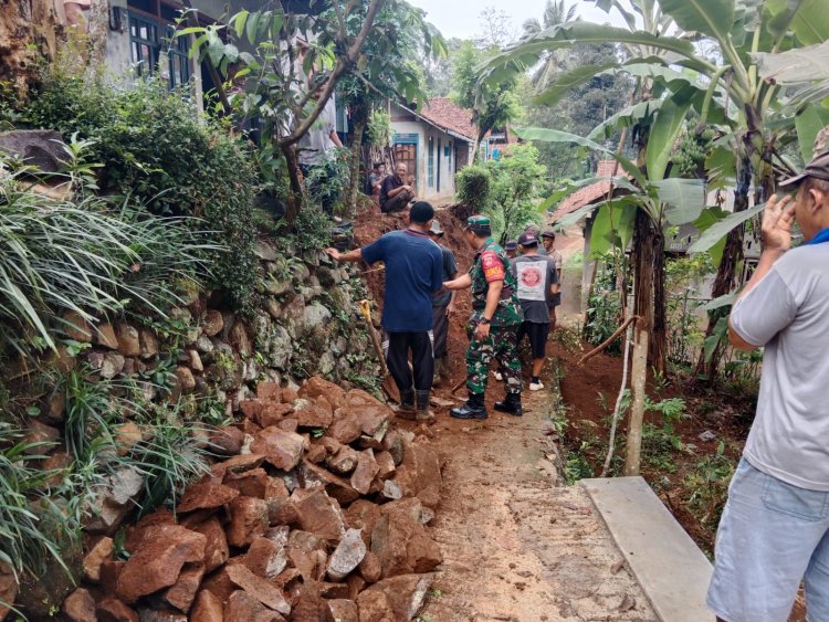Bentuk Kepedulian, Babinsa Koramil 14/Madukara Bantu Warga Laksanakan Karya Bakti Pembersihan tanah longsor