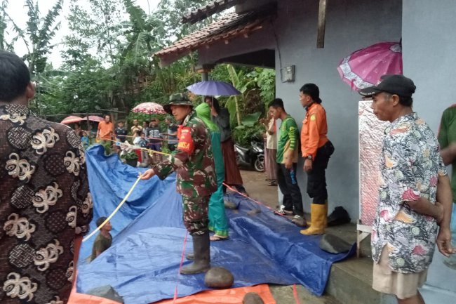 Sigap, Cepat Dan Tanggap, Babinsa Koramil 14/Madukara Bantu Penanganan Bencana Tanah Longsor