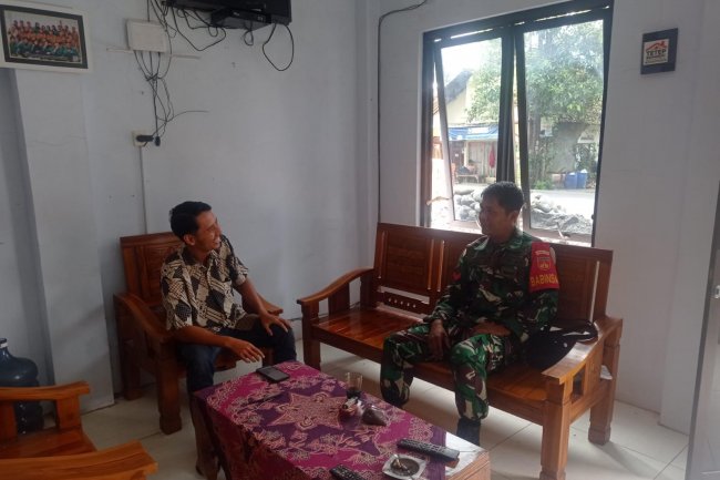 Pupuk Kebersamaan, Babinsa Koramil 14/Madukara Komsos Dengan Tokoh Pemuda