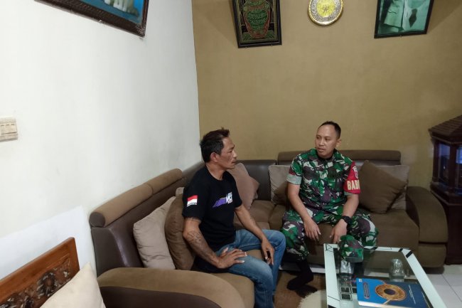 Pupuk Kebersamaan, Babinsa Koramil 14/Madukara Komsos Dengan Tokoh Pemuda