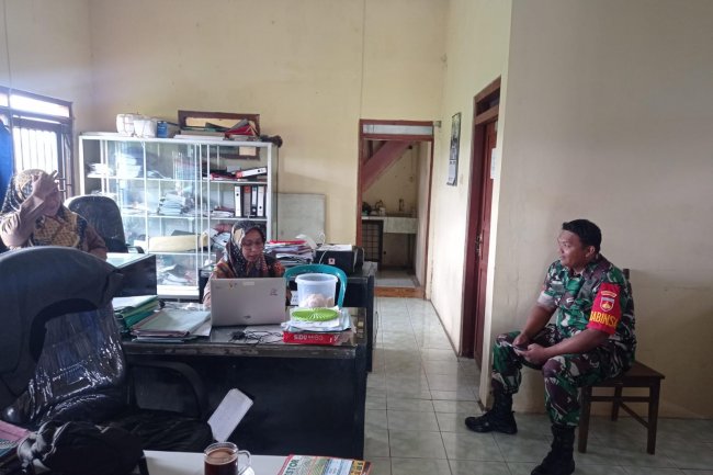 Perbaharui Data Wilayah, Babinsa Melaksanakan Puldata Ter di Kantor Desa.