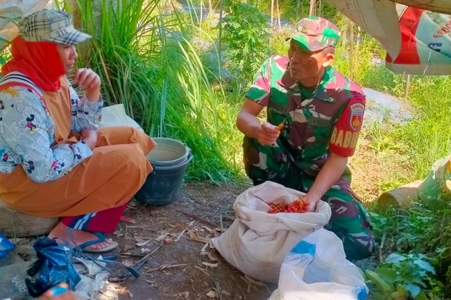 Mewujudkan Keakraban, Babinsa Koramil 14/Madukara Komsos Warga Binaan