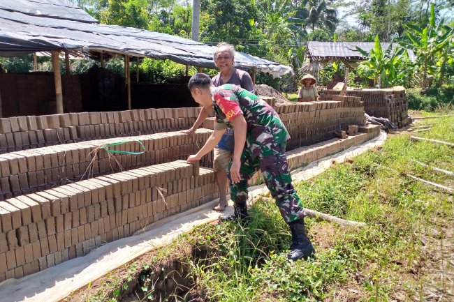 Mewujudkan Keakraban, Babinsa Koramil 14/Madukara Komsos Warga Binaan