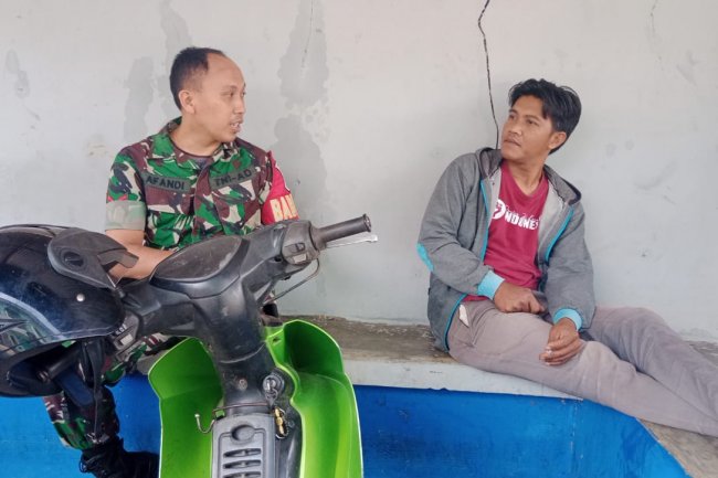 Komsos Dengan Tukang Ojek, Babinsa Koramil 14/Madukara Sampaikan tentang lakalalin