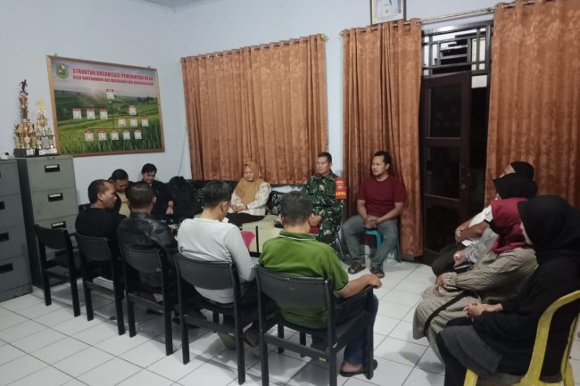 Babinsa Kawal Pembuatan Soal Penjaringan Perangkat Desa