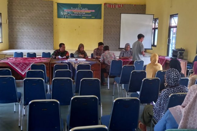 Pastikan Berjalan Lancar, Babinsa Koramil 14/Madukara Dampingi Penyaluran BLT - Dana Desa