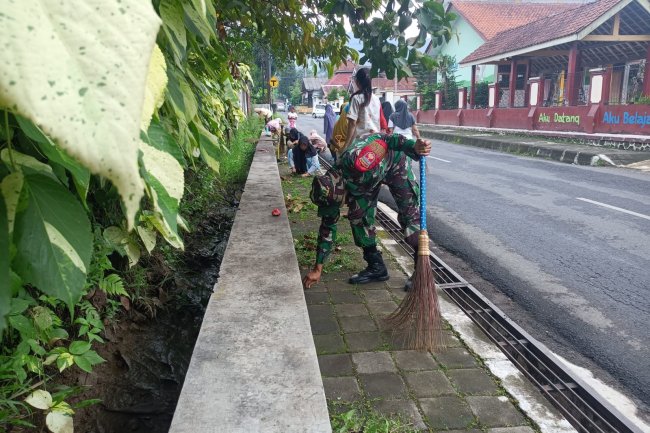Peduli Lingkungan, Babinsa Koramil 14/Madukara Bersama Warga Gotong Royong Bersihkan Rumput Kanan Kiri Jalan