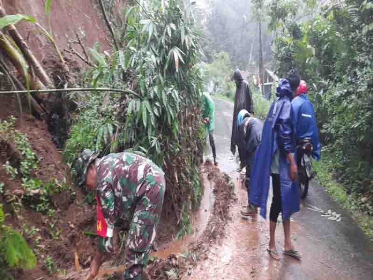 Bentuk Kepedulian, Babinsa Koramil 14/Madukara Bantu Warga Laksanakan Karya Bakti Pembersihan tanah longsor