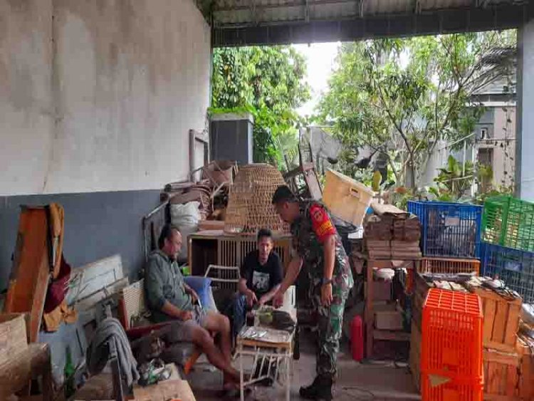 Pupuk Kebersamaan, Babinsa Koramil 14/Madukara Komsos Dengan Tokoh Pemuda