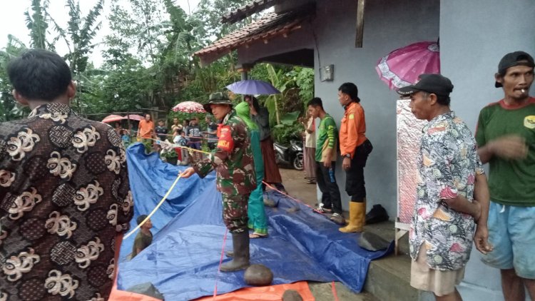 Sigap, Cepat Dan Tanggap, Babinsa Koramil 14/Madukara Bantu Penanganan Bencana Tanah Longsor