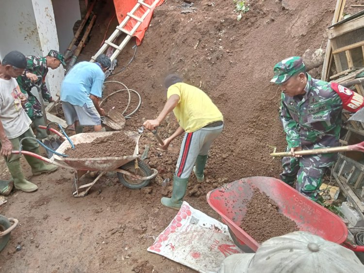 Bentuk Kepedulian, Babinsa Koramil 14/Madukara Bantu Warga Laksanakan Karya Bakti Pembersihan tanah longsor