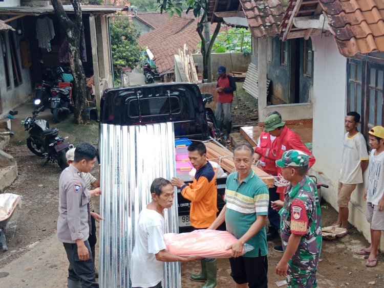 Babinsa Koramil 14/Madukara Dampingi Pemberian Bantuan Dari PMI Kepada Korban Tanah Longsor
