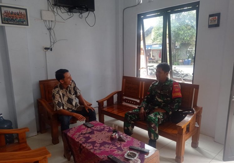 Pupuk Kebersamaan, Babinsa Koramil 14/Madukara Komsos Dengan Tokoh Pemuda