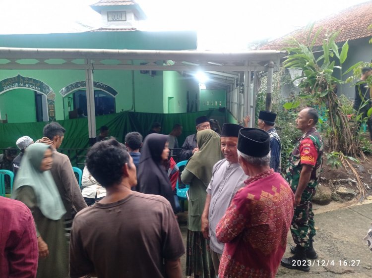 Wujud Kepedulian Babinsa Koramil 14/Madukara Hadiri Pemakaman Warga Binaannya