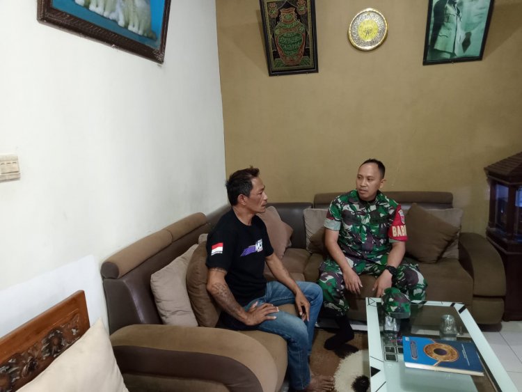 Pupuk Kebersamaan, Babinsa Koramil 14/Madukara Komsos Dengan Tokoh Pemuda