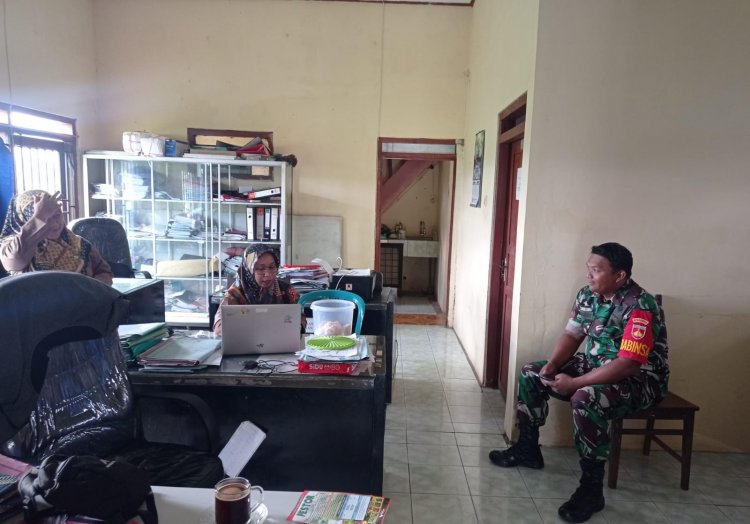 Perbaharui Data Wilayah, Babinsa Melaksanakan Puldata Ter di Kantor Desa.