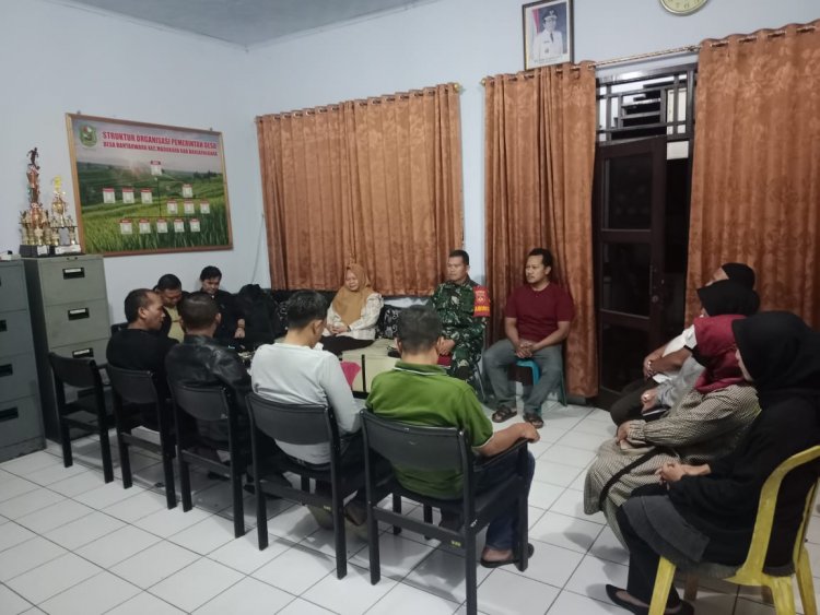 Babinsa Kawal Pembuatan Soal Penjaringan Perangkat Desa
