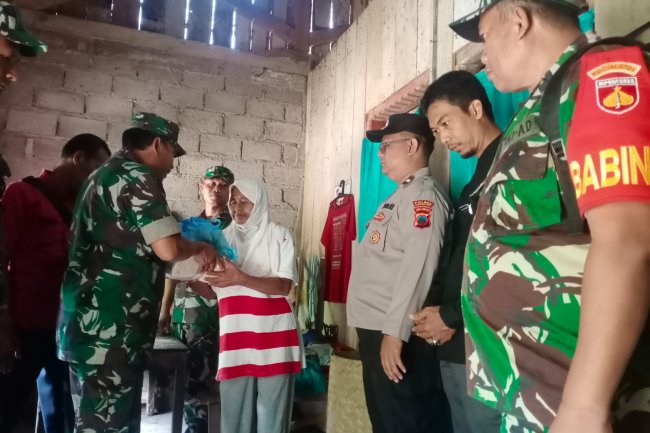 Babinsa dan Bhabinkamtibmas Bersinergi dalam Aksi Sosial Pembagian Sembako