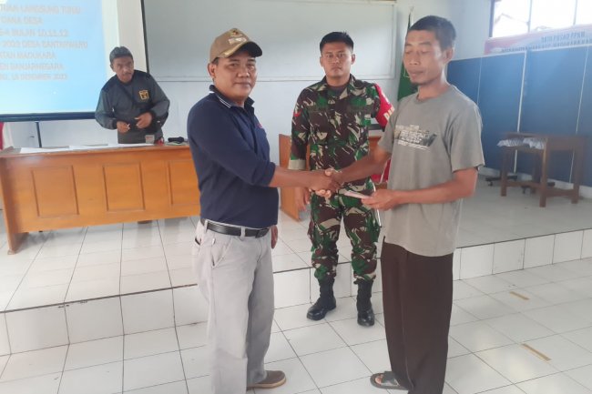 Pastikan Berjalan Lancar, Babinsa Koramil 14/Madukara Dampingi Penyaluran BLT