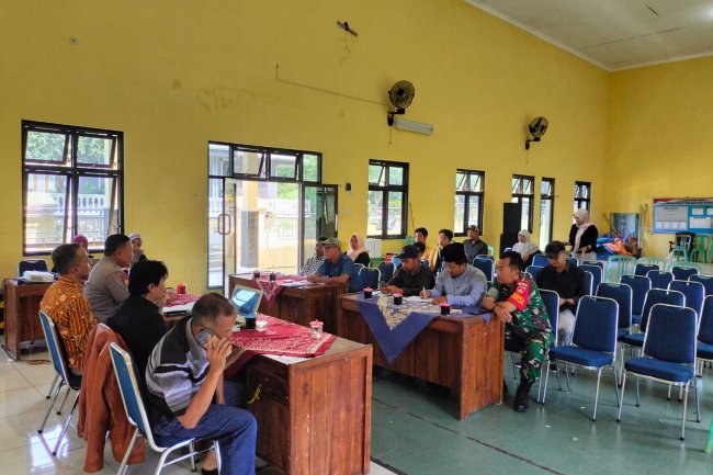 Babinsa Koramil 14/Madukara Menghadiri Bimbingan/Pembekalan Bagi Panitia Pilkades