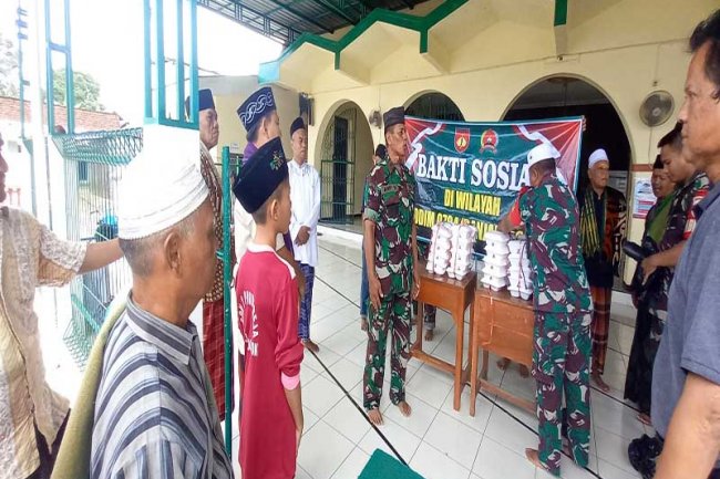 Wujudkan Kemanunggalan TNI Bersama Rakyat Melalui Kegiatan Jumat Berkah di Banjarnegara