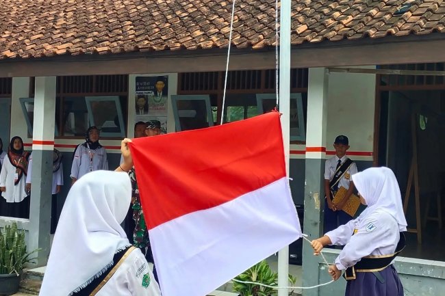 Tanamkan Cinta Tanah Air, Babinsa Koramil 14/ Madukara jadi Pembina Upacara di Sekolah
